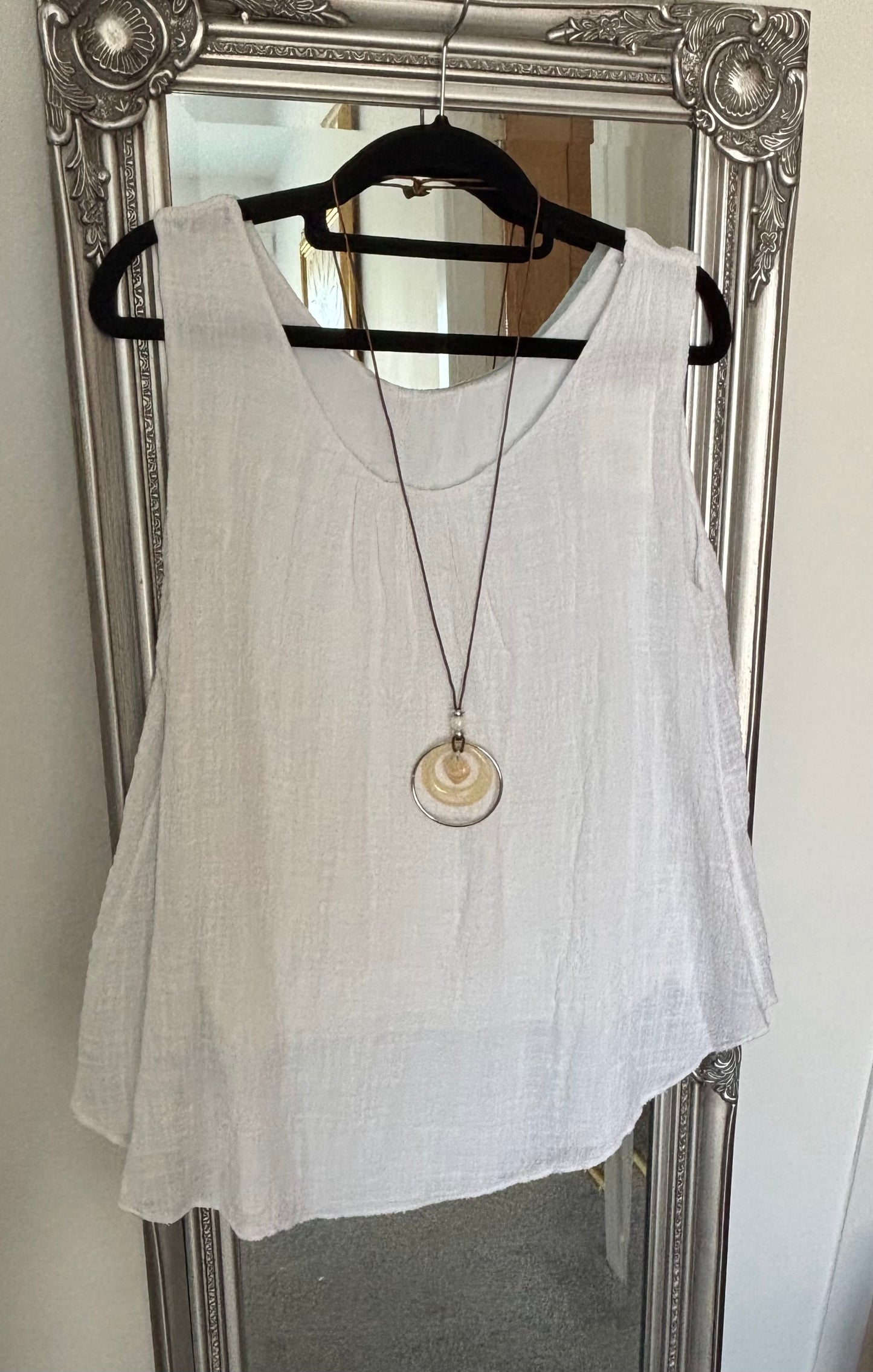 Plain Lined Vest With Necklace