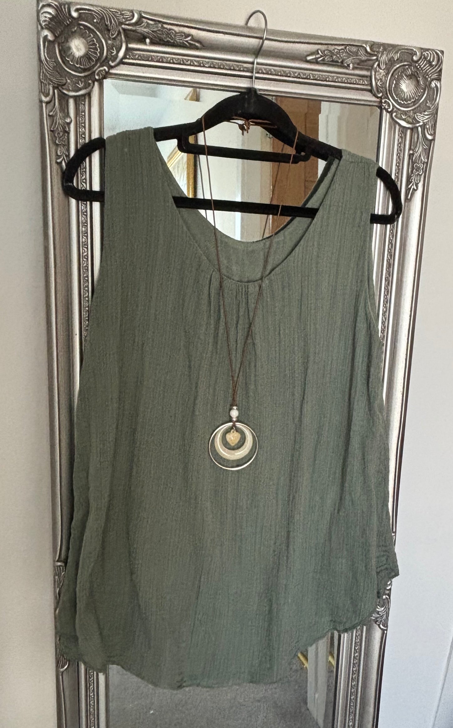 Plain Lined Vest With Necklace