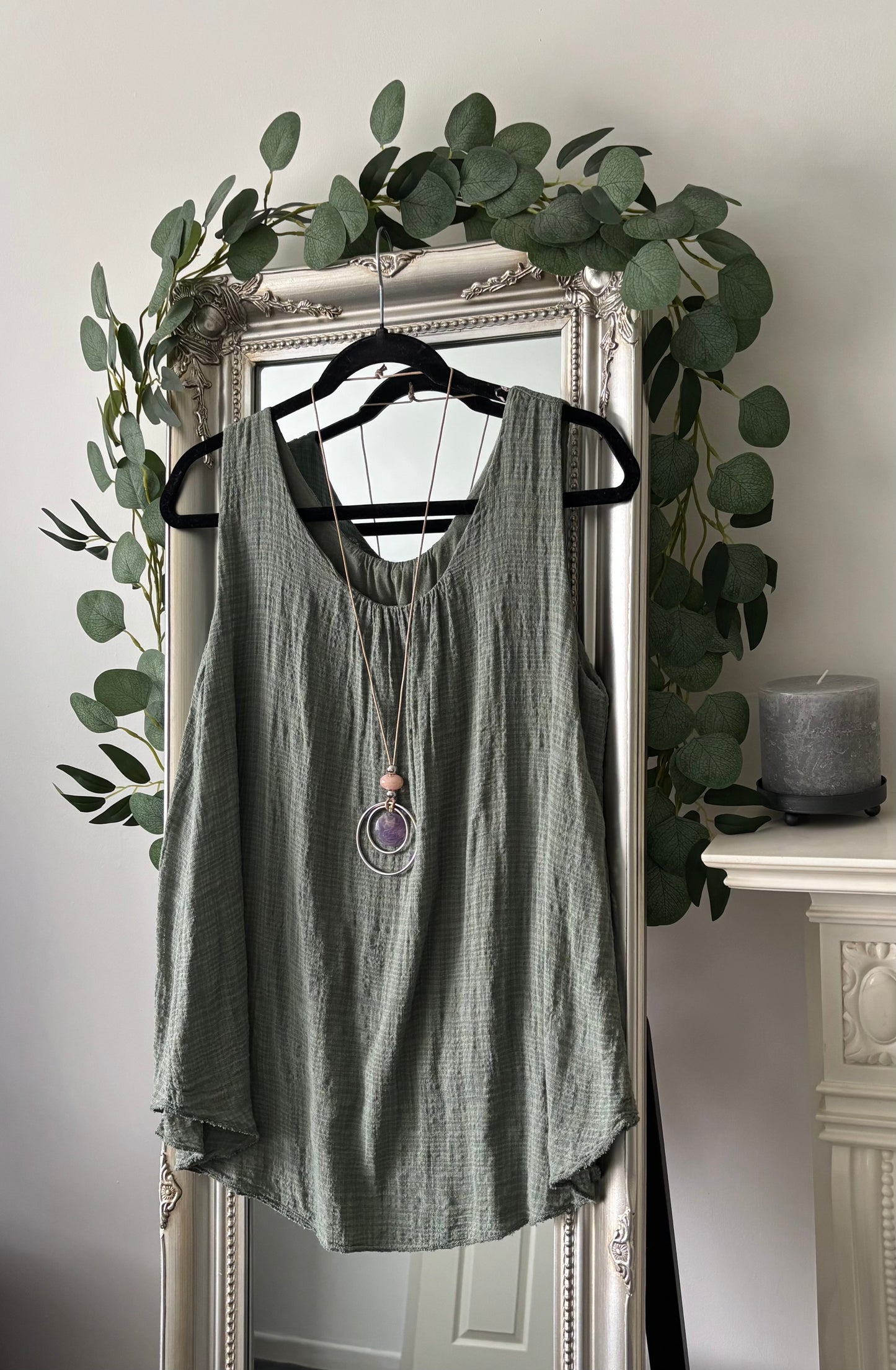 Plain Lined Vest With Necklace